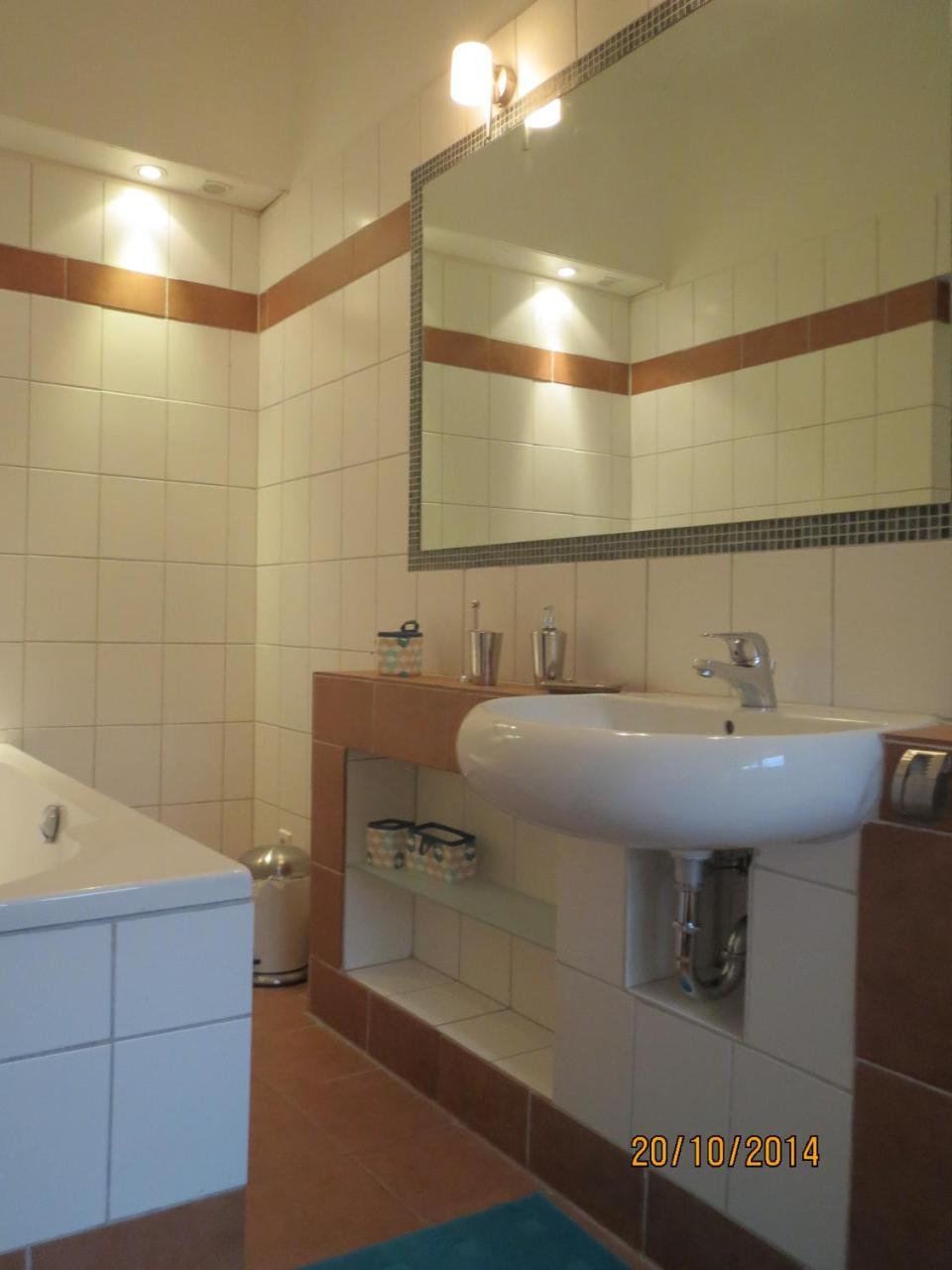 Ferienwohnung Schoenwaelder Mit Kleiner Terrasse Und Wall Box Buxtehude Exterior photo